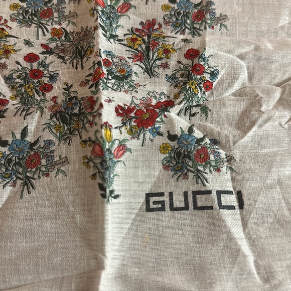 GUCCI Women Floral Scarf Handkerchief Vintage Rolled Hem NWT & Envelope - Picture 5 of 11